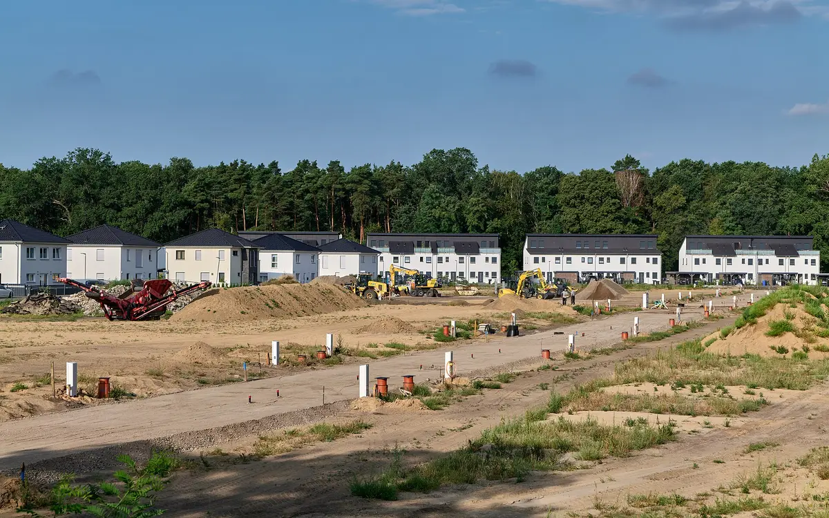 Neubaugebiet mit Reihenhäusern im Bau