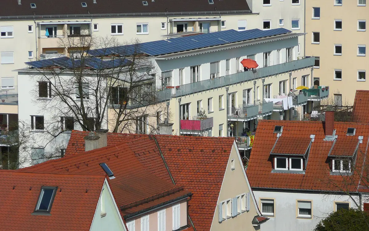 Neubau mit Photovoltaik-Anlage auf dem Dach eines Wohnhauses