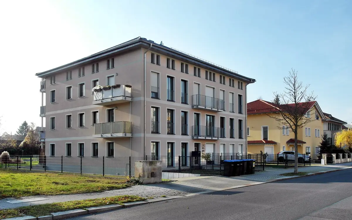 Neu gebautes Mehrfamilienhaus mit Balkonen